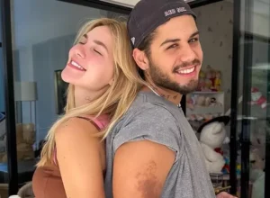 outro-lado-da-tatuagem-de-virginia-e-ze-felipe-cantor-tatuou-ate-o-nome-da-marca-de-virginia-wepink-1748434784375_v2_900x506.png.webp